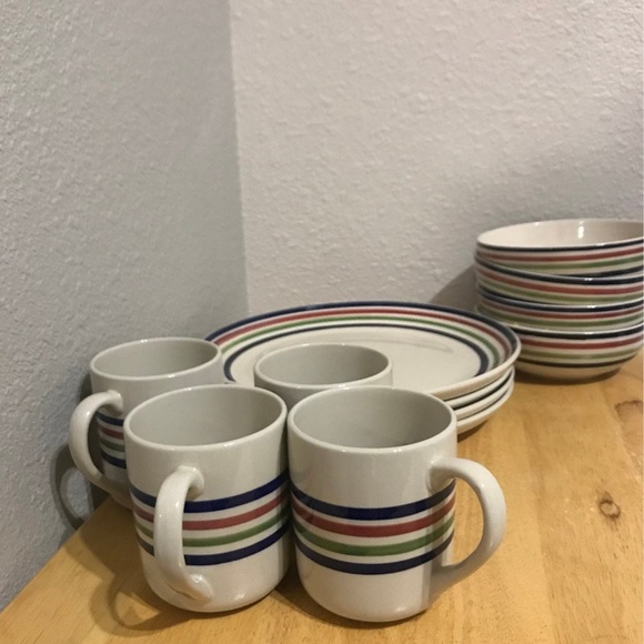 Dinnerware set for 4. - Picture 4 of 6